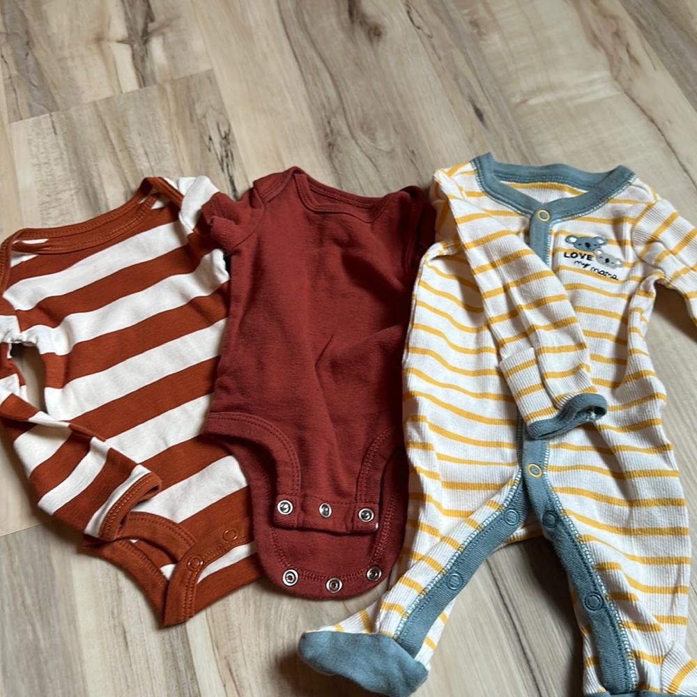 3 pack Carters nb onesies